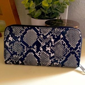 ⭐️5/$10⭐️NWOT💫 Faux Snake Skin Clutch